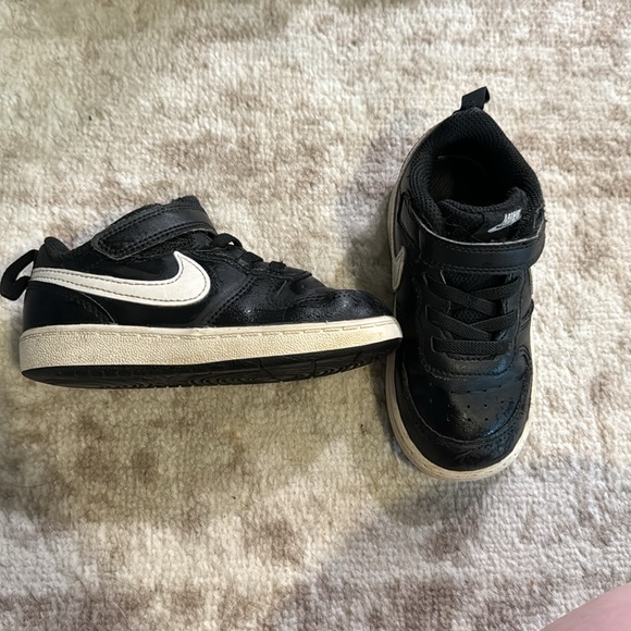 Size 8 Toddler Nikes - Picture 2 of 4